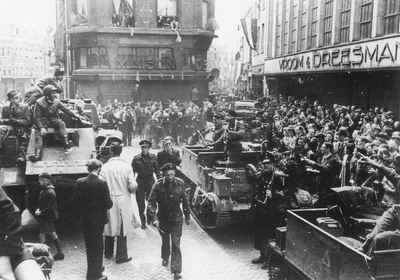 603367 Afbeelding van de intocht van de militairen van het 49th Reconnaissance Regiment (Polar Bears), op de ...